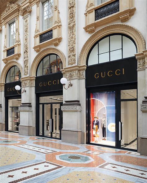 interno negozio gucci milano|boutique gucci milan.